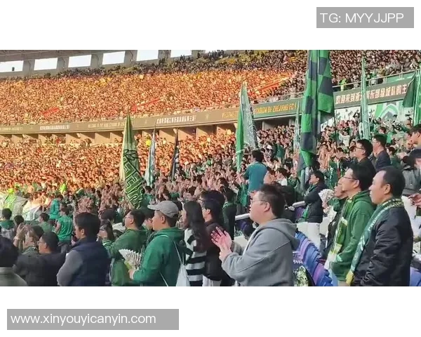 球迷巨型TIFO震撼致敬已逝足球传奇场面感人至深 球迷巨型TIFO震撼致敬已逝足球传奇场面感人至深